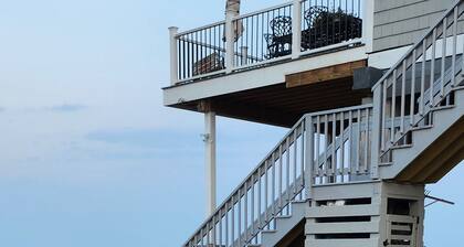 Cozy, year round beach cottage just steps to the water