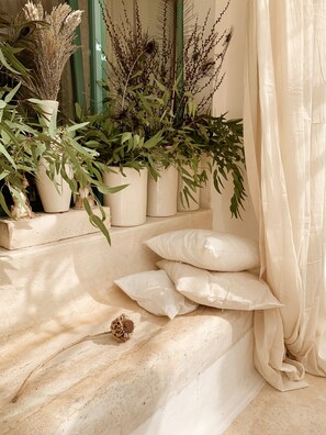 Combined shower/tub, hair dryer, bidet, towels - Artist's house, magical place warming heart and soul. (Cisternno)