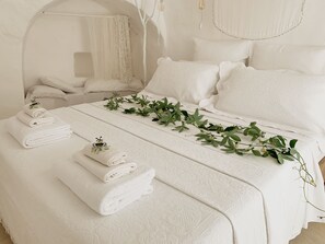 4 bedrooms, iron/ironing board, free WiFi, bed sheets - Artist's house, magical place warming heart and soul. (Cisternno)