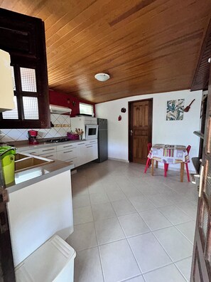 Réfrigérateur, micro-ondes, four, cafetière/bouilloire