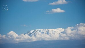 Un monte nevado bajo un cielo despejado.