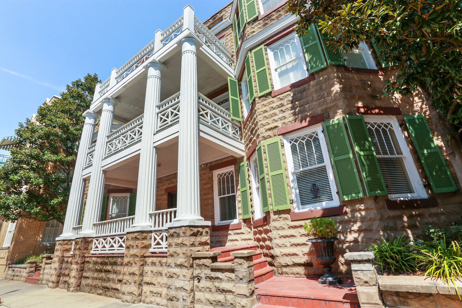 Designer Condo on 1st Floor: Steps From Broughton!