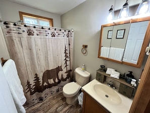 Duschwanne, Haartrockner, Handtücher, Toilettenpapier