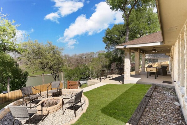 Outdoor dining - Serene Country Getaway – Luxury & Comfort in Nature (McQueeney)
