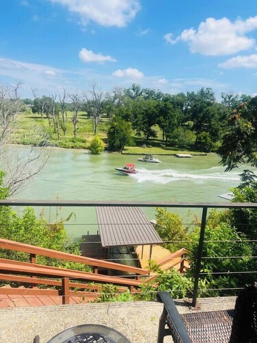 Serene Country Getaway – Lakefront Luxury & Comfort
