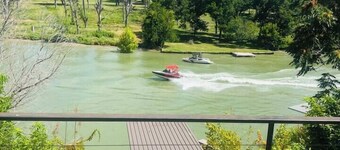 Serene Country Getaway – Lakefront Luxury & Comfort