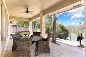 Outdoor dining - Serene Country Getaway – Luxury & Comfort in Nature (McQueeney)