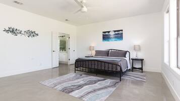 3 habitaciones, tabla de planchar con plancha, wifi y ropa de cama