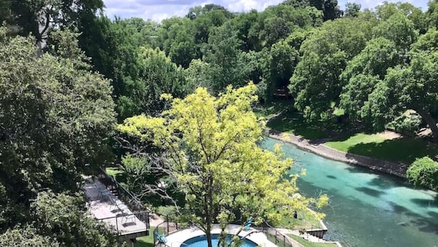 Propiedad residencial con piscina, terraza y vista al río.