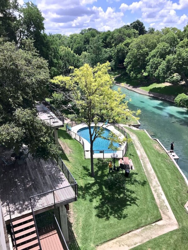 Property grounds - Comal River Retreat | WiFi | Sleeps 8 | Pool (New Braunfels)