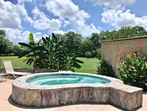 Outdoor spa tub - 1st Floor 3BDR/3BTH Updated Condo w/ Pool/Hot tub! Gorgeous sunsets from patio! (New Braunfels)