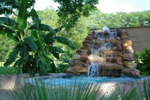 Property grounds - 1st Floor 3BDR/3BTH Updated Condo w/ Pool/Hot tub! Gorgeous sunsets from patio! (New Braunfels)