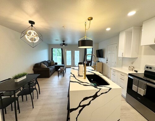 Hill Country Hideout | Sleeps 10 | WiFi | 2 Patios