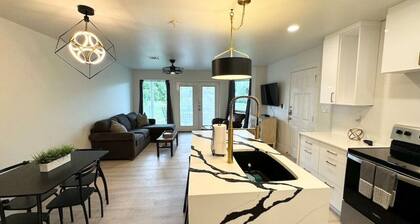 Hill Country Hideout | Sleeps 10 | WiFi | 2 Patios