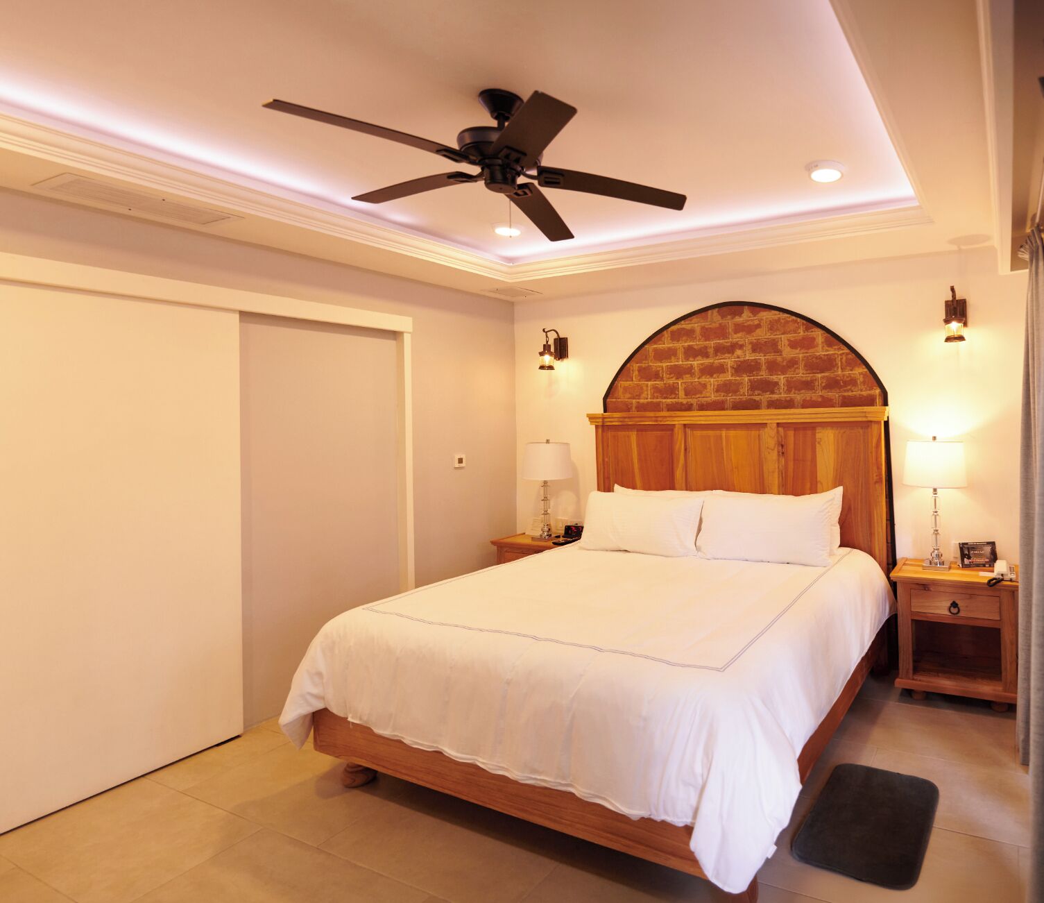 Luxe beddengoed, pillowtop-bedden, een kluis op de kamer, een bureau