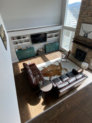 Smart-TV, peis og bøker