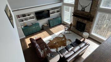 TV connectée, cheminée, livres