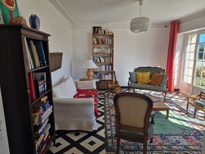Books, music library, stereo - Large house with sea view in Lilia (Plouguerneau)