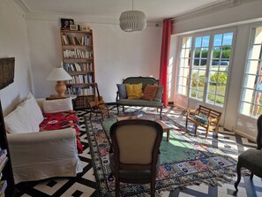 Livres, médiathèque, chaîne hi-fi