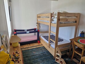 4 bedrooms, desk, travel cot, bed sheets