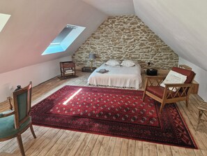 4 bedrooms, desk, travel cot, bed sheets