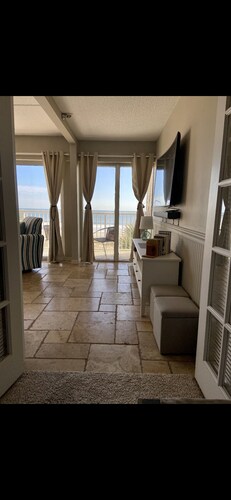 Cozy & Cheerful Oceanfront 2-bedroom condo w/ pool