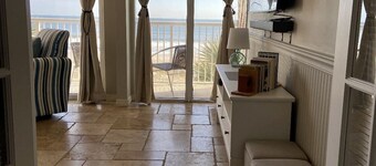 Cozy & Cheerful Oceanfront 2-bedroom condo w/ pool