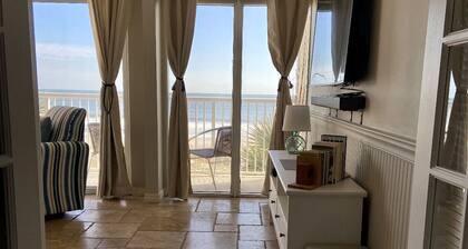 Cozy & Cheerful Oceanfront 2-bedroom condo w/ pool