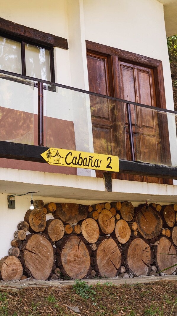 Exterior detail - CABIN 2 IN THE FOREST RANCHO LOS BARRILES HIKING TRAILS (ACAXOCHITLAN)