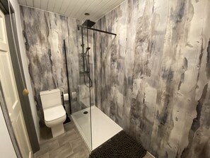 Casa, varias camas | Baño | Tina con regadera, tina profunda, secadora de cabello, toallas