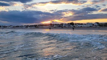 靠近海滩、沙滩椅、沙滩毛巾