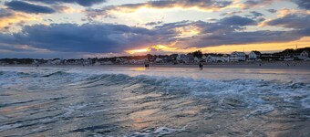 Gorgeous New Construction Beach House, 2 Minute Walk from Long Sands Beach