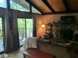 Living area - Cozy Cabin Retreats (Tobyhanna)