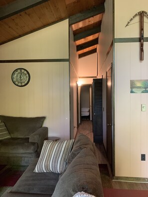 Living area - Cozy Cabin Retreats (Tobyhanna)