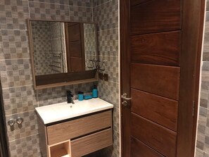 Douche, savon, papier toilette