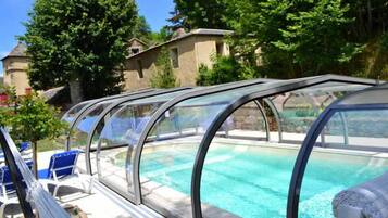 Piscine extérieure, piscine chauffée, chaises longues