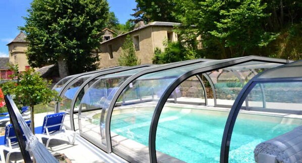 Outdoor pool, a heated pool, pool loungers - Les Copains à Bord - Gîte D'étape (Cans et Cévennes)