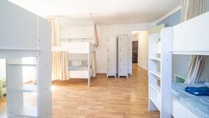 A room with bunk beds, a wardrobe, and a desk. - Les Copains à Bord - Gîte D'étape (Cans et Cévennes)