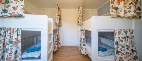 Comfort-fællessovesal - eget badeværelse - udsigt til gårdsplads (Dortoir avec 4 lits)