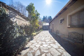 Gemeinsamer Comfort-Schlafsaal, mit Bad, Blick auf den Innenhof (Dortoir avec 3 lits) | Garten