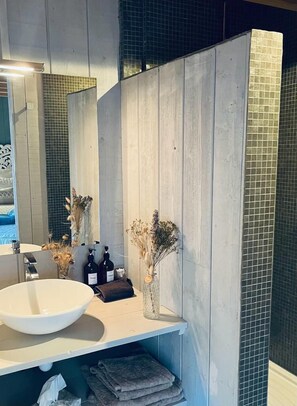 A bathroom with a white sink, a mirror, and a towel rack. - Lariviere (Asques)