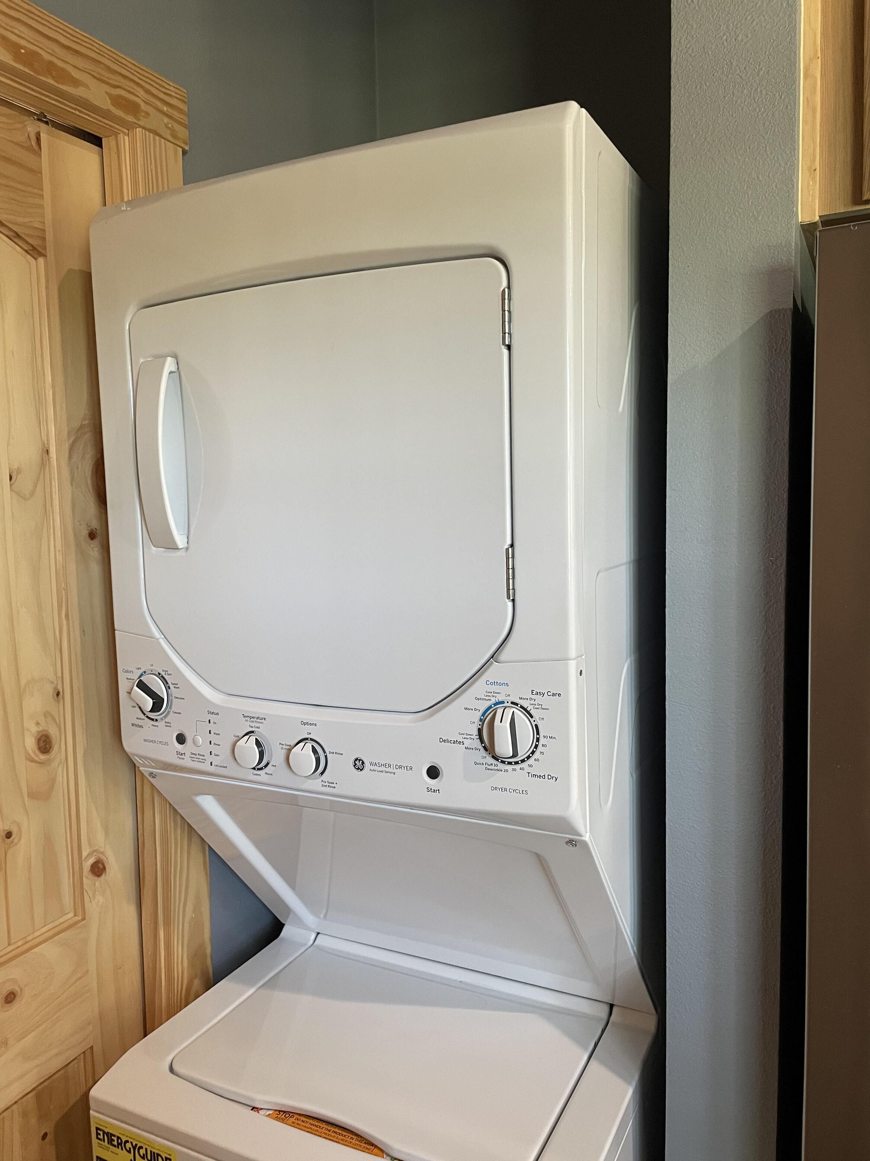 Eine Waschmaschine mit Frontlader, Bedienelementen und Startknopf.