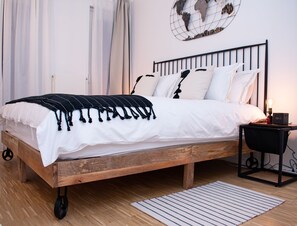 2 slaapkamers, een kluis op de kamer, een bureau