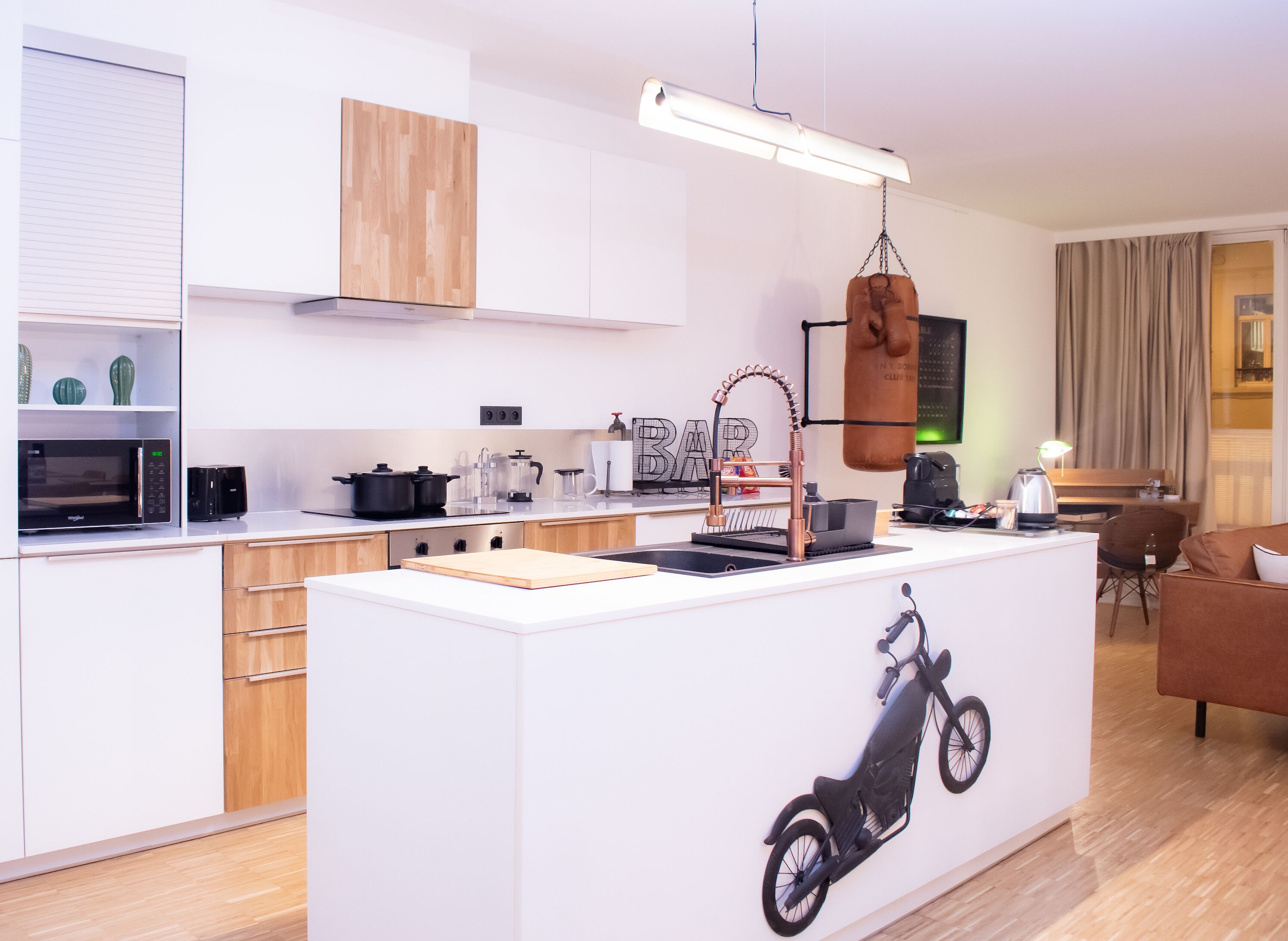 Réfrigérateur, micro-ondes, four, plaque de cuisson