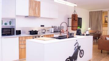 Réfrigérateur, micro-ondes, four, plaque de cuisson