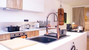 Réfrigérateur, micro-ondes, four, plaque de cuisson