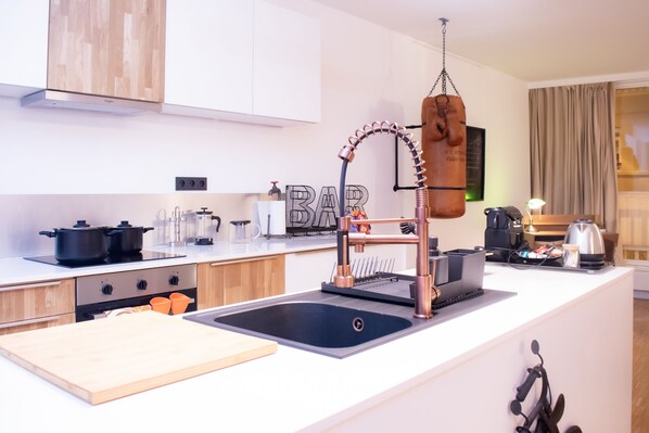 Een koelkast, een microgolfoven, een oven, een kookplaat