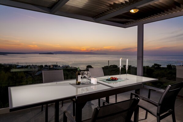 تناول الطعام بالخارج