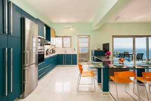 ثلاجة، ميكروويف، فرن، موقد طهي مسطح