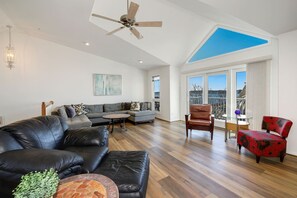 Smart-TV, Videospiele, Tischfußball, Tischtennisplatte